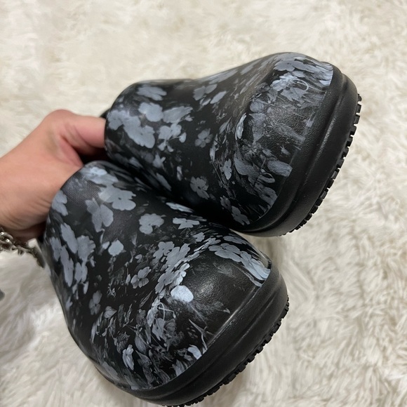 CROCS Black and Gray Mules Slip-On Clogs - Picture 6 of 8